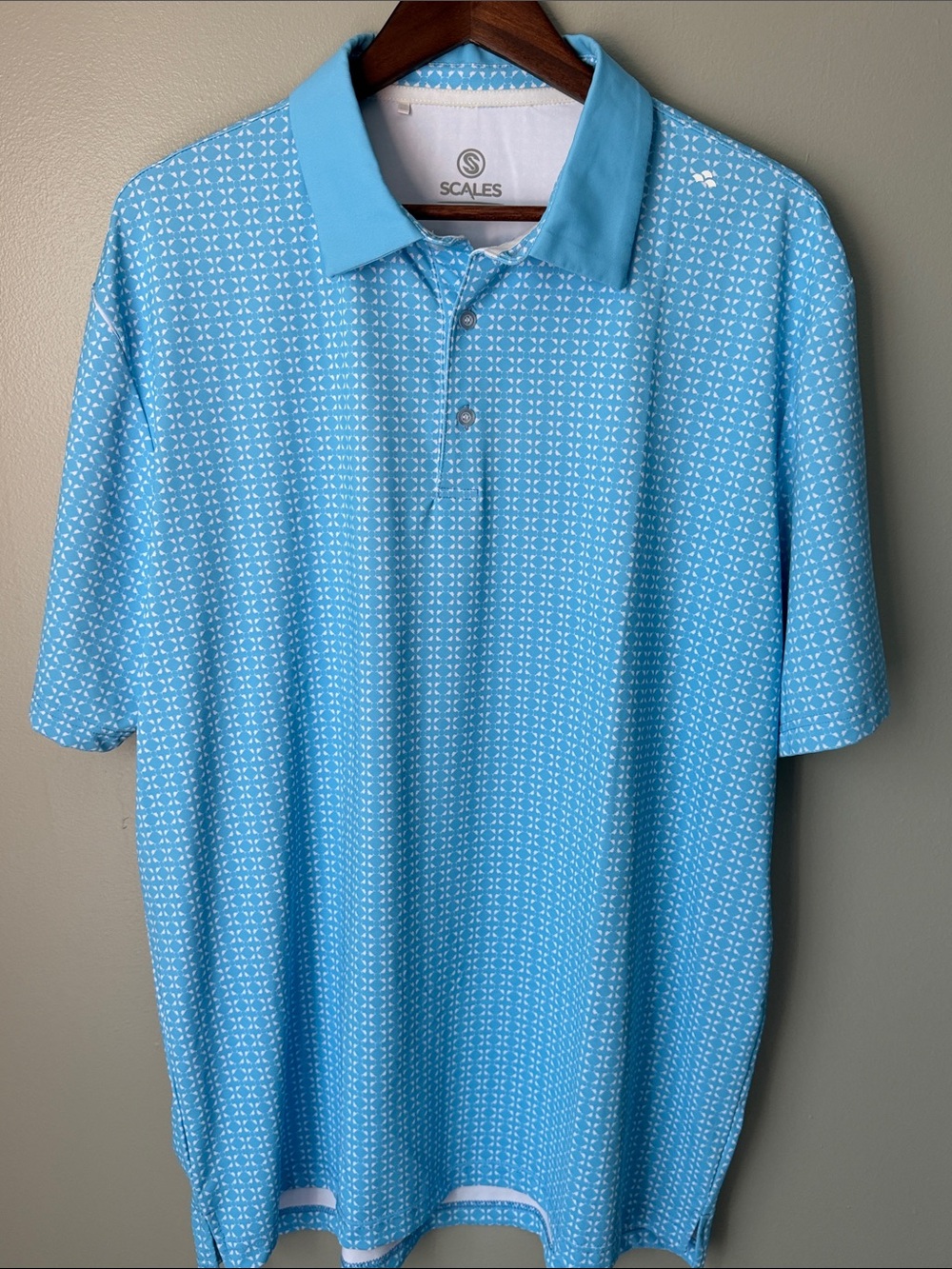 SCALES Men's Sky Blue Geometric Print Polo